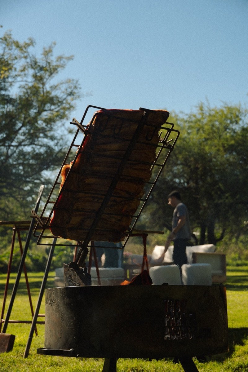 Asador a la cruz en un jardín