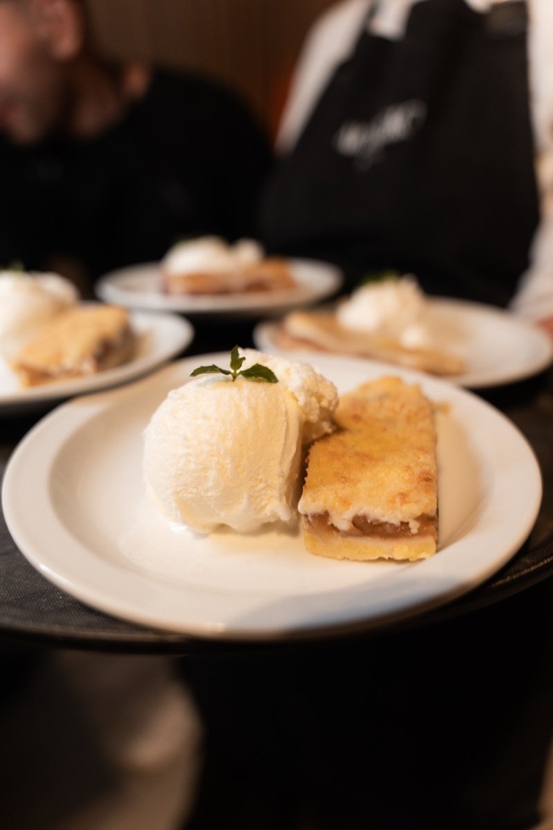 Postre con helado servido en plato