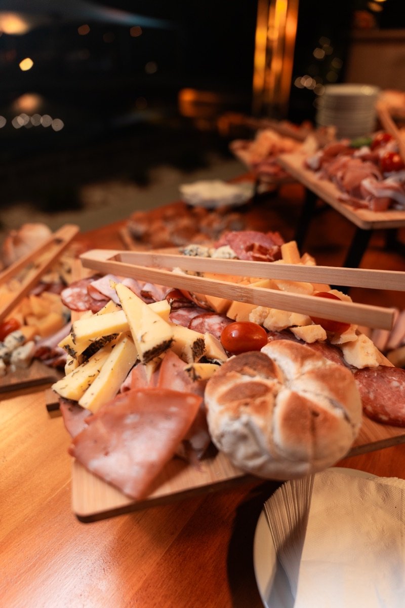 Tabla de fiambres, quesos y panes